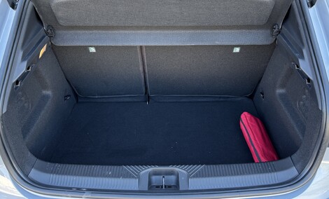 Le coffre de la Clio est un peu moins vaste et impose de se pencher au moment de charger.