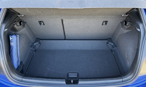 Plus logeable, le compartiment arrière de la Polo pense aussi au double-fond.