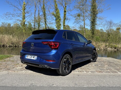 Cubique et dotée d'une large surface vitrée, la Polo se garera mieux avec 4,08 m de long pour 1,75 m de large.