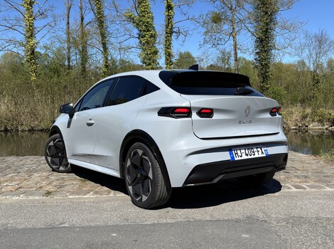 Elancée, la nouvelle Clio ! Et aussi un peu plus encombrante, avec 4,12 m de long pour 1,77 m de large.