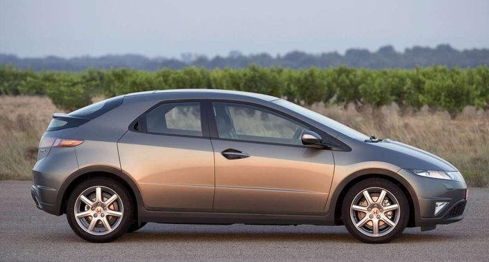 Plus de 20 ans après sa présentation, la Honda Civic 8 n'a que peu vieilli. Sa carrosserie futuriste s'en tient à 4,24 m de long.