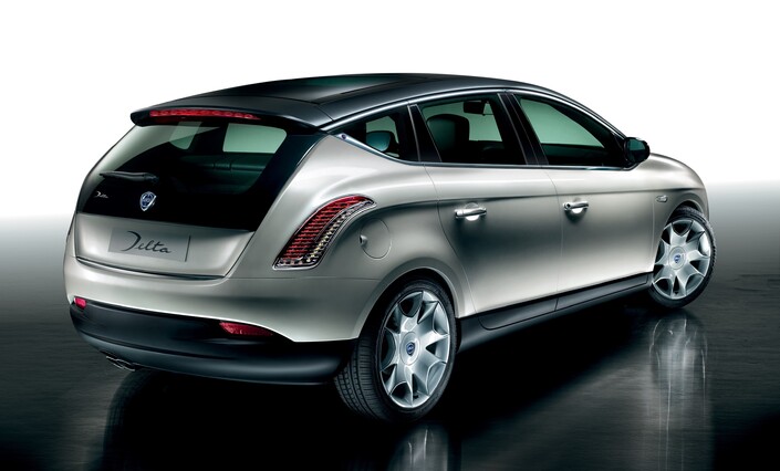 De faux airs de Nissan Murano pour la poupe de la Lancia Delta 3, étrangement. Le toit noir allège et étire une silhouette déjà longue, pourtant.