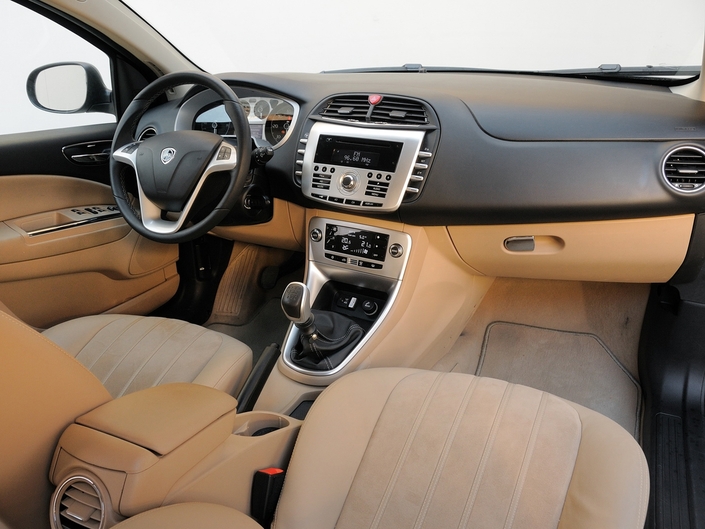 Ok, on reconnait le tableau de la Fiat Bravo dans la Lancia Delta 3, mais la présentation est agréablement chatoyante.