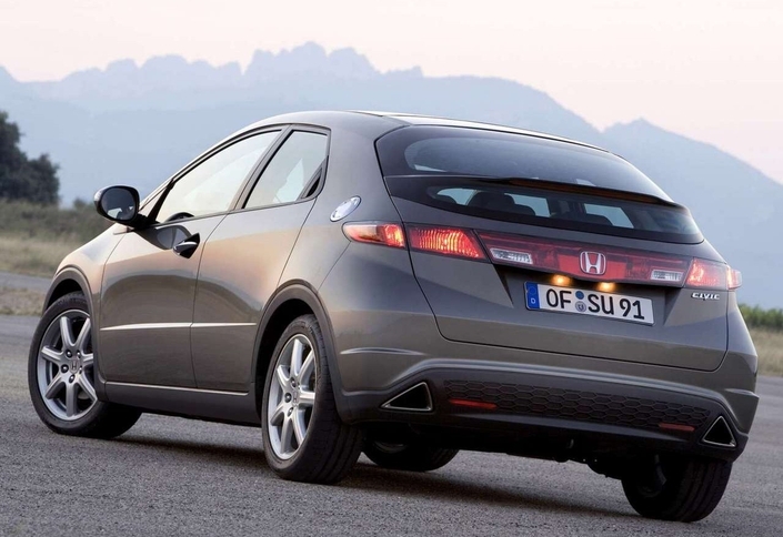 A l'arrière de la Honda Civic 8, la double lunette est une réminiscence de celle du coupé CRX des années 80.