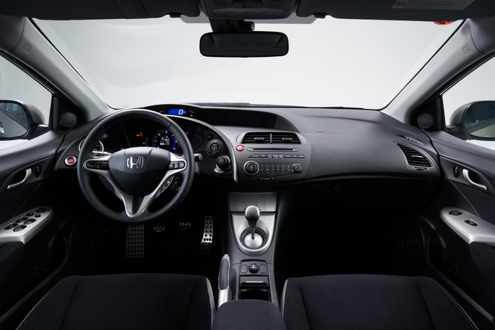 Si étrange soit-il, le tableau de la Honda Civic 8, ici en 2006, se révèle pratique à l'usage. Mais ses plastiques restent assez ordinaires.