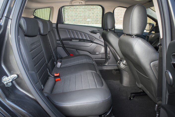 La Lancia Delta 3 se distingue par sa banquette arrière coulissante, qui dégage un bel espace aux jambes.