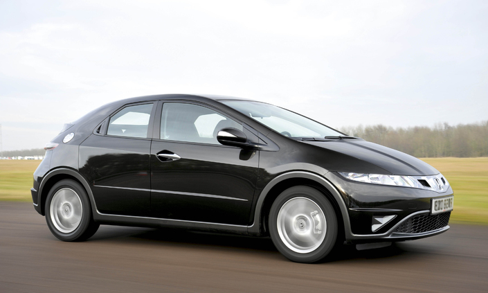 Le châssis de la Honda Civic 8 séduit par son dynamisme, mais le moteur 1,8 l manque de coffre aux régimes courants.