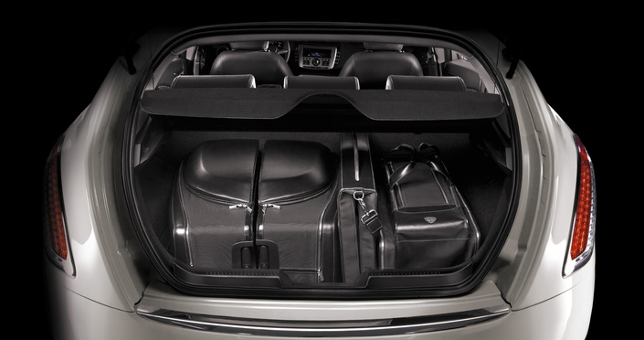 Banquette en place, le coffre de la Lancia varie de 380 l à 465 l. Quand on la replie, le volume atteint 1 190 l, ce qui n'est pas exceptionnel.