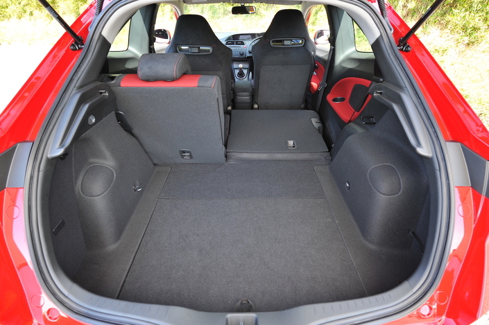 Très vaste, le coffre de la Honda Civic varie de 455 l à 1 350 l. Et offre un plancher plat.