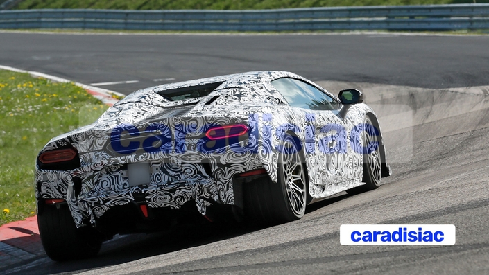 Disposant d’un toit articulé, ce Spyder permettra de prendre l’air et de profiter pleinement des vocalises de la motorisation hybride de 920 ch. Du fait d’une prise de poids afin de rigidifier la caisse, les performances devraient être légèrement inférieures à celle du coupé.