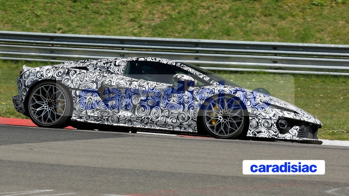 La Lamborghini Temerario est prête à se découvrir. Enfin pas tout à fait, puisque pour ses essais sur la difficile piste du Nürburgring, la Lamborghini Temerario Spyder préfère voyager le toit bien en place. Ces essais figurent parmi les derniers de la période de mise au point puisque la présentation est prévue avant la fin de cette année.