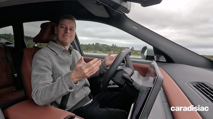 Eh non, plus besoin de garder les mains sur le volant lorsque l’Assisted Driving Pro est actif.