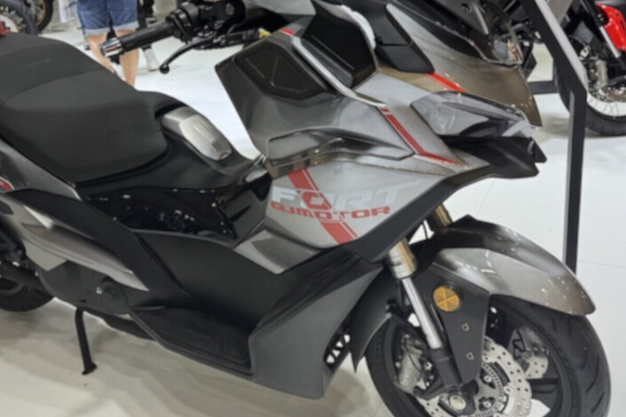 La Yamaha TMAX attaquée de front : la Chine débarque avec un maxi-scooter mieux équipé… et prêt à casser les prix