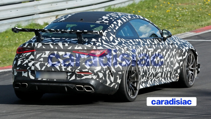 Voiture exclusive, la Mercedes-AMG CLE 63 Mythos ne devrait être vendue qu’à quelques dizaines d’exemplaires à des clients privilégiés. Par rapport à une Mercedes-AMG CLE 53 (la plus puissante actuellement), la CLE 63 Mythos affiche presque 200 ch de plus.