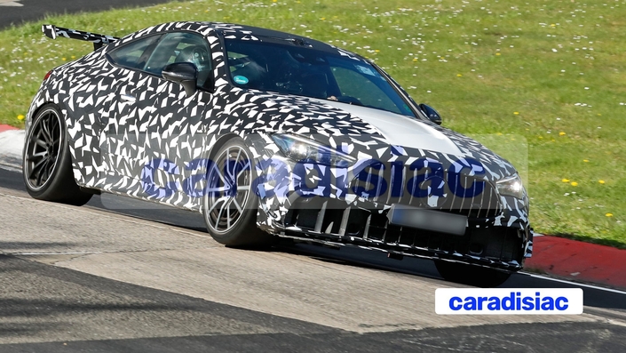 La Mercedes CLE quitte son statut de voiture de tous les jours à voiture de circuit en prenant la dénomination Mercedes-AMG CLE 63 Mythos et en s’équipant d’un V8 hybride de 643 ch et de grandes excroissances aérodynamiques.