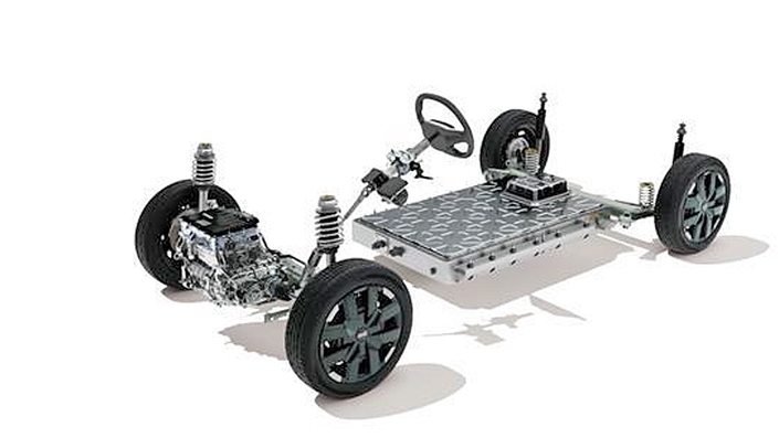 La petite électrique Dacia Spring adopte un nouvel électromoteur de 70 ch et 100 ch, elle s’équipe également d’une nouvelle batterie LFP du groupe Renault. Elle est positionnée sous le plancher (photo), alors que l’ancienne batterie NMC était placée sous les sièges arrière.