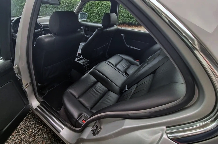 Vu l'encombrement de la voiture (4,72 m de long), les places arrière de la BMW 535i ne sont pas tellement spacieuses.