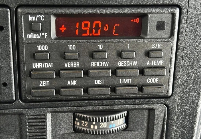 De série, la BMW 535i E34 reçoit cet ordinateur de bord très complet. En France, elle bénéficie aussi des sièges à réglages électriques.