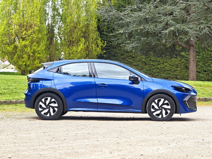 Avec 4,12 m de long, la Clio devient la plus grande citadine polyvalente du marché, mais n’améliore pas pour autant ses cotes d’habitabilité par rapport à la précédente. Dommage !