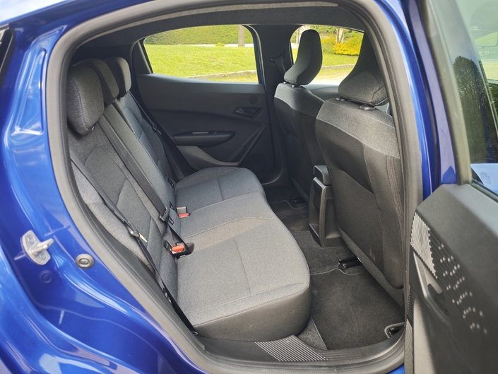 L’espace arrière est correct par rapport au gabarit, sans plus. L’éclairage et les aumônières au dos des sièges avant disparaissent.