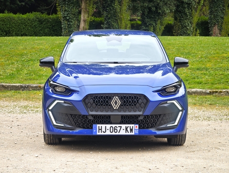 Calandre proéminente, signature lumineuse en forme de C, optiques sans vitre de protection, la Clio change tout et ça se voit ! Seuls les losanges de calandre ne sont pas chromés ici.