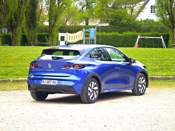 De 3/4 arrière, on ne reconnaît plus une Clio. On aimera ou pas, mais il faut reconnaître une certaine personnalité.