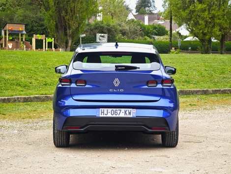 La poupe arbore des feux séparés, un gros béquet, et un bouclier au dessin travaillé. Pas trop de différence avec les versions hautes.