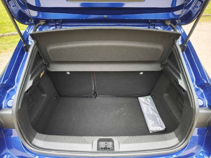 La volume de coffre reste à 391 litres en norme « litres d’eau », sans évolution par rapport à la Clio 5. C’est 90 litres de mieux que dans la version hybride en tout cas. Les aspects pratiques sont faibles, avec une grosse marche entre le seuil de coffre et le fond, et une grosse marche banquette rabattue.