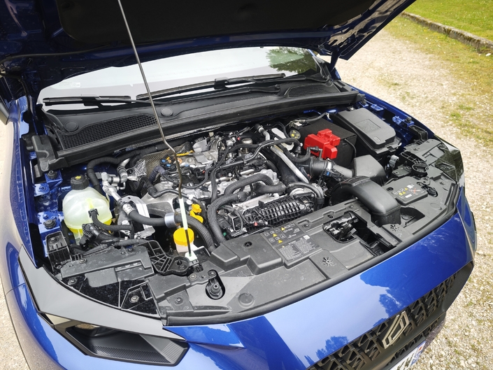 Le 1.2 3 cylindres 115 ch fait preuve de bonne volonté, et se marie à une boîte 6 rapports qui démontre un bel agrément.