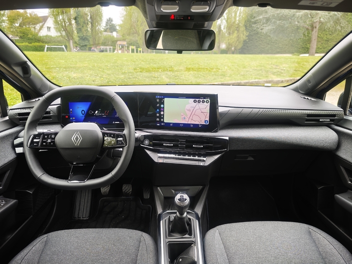 La planche de bord est presque identique à celle des finitions plus huppées. Les habillages sont toutefois moins cossus et plus tristes. L’instrumentation conducteur est de série en 7 pouces de diagonale. Mais ici en 10 pouces avec l’option pack multimédia. La qualité de finition est identique aux autres Clio et toujours moins bonne que sur la 5e génération.