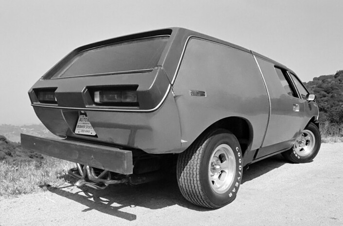 La poupe inclinée de la Brubaker Box est originale pour un minivan : songez qu'elle partage sa base avec le Combi Volkswagen.