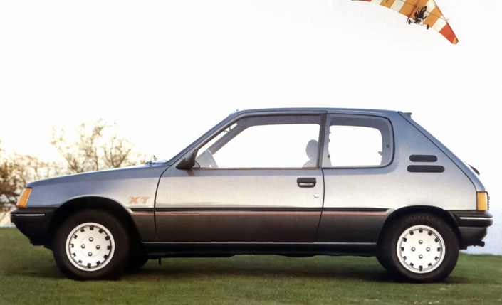 Regardez bien le vitrage latéral de la Peugeot 205 : il s'inspire nettement de la Brubaker Box;