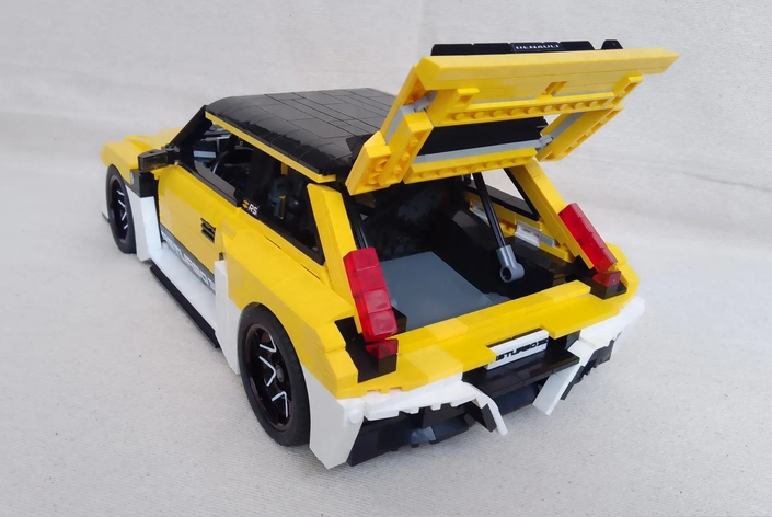 Portières et hayon s’ouvrent, comme sur la vraie. Certains sont tout de même doués de leurs mains !