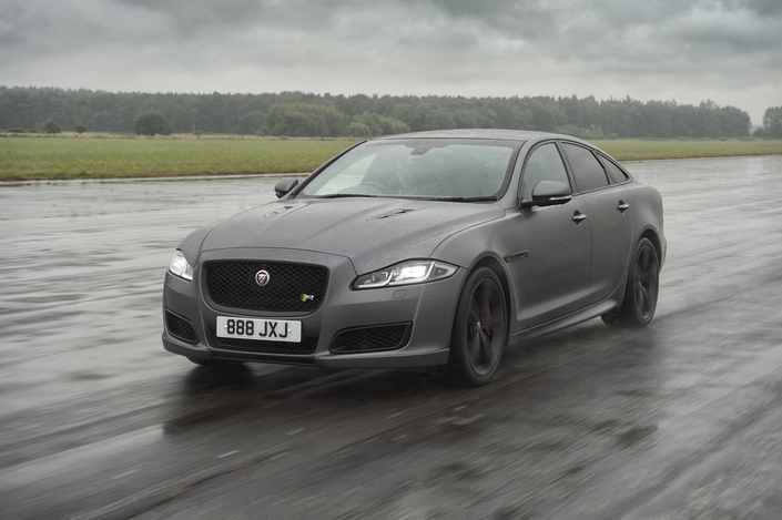 Jaguar XJR 575 ch : mamie fait de la résistance