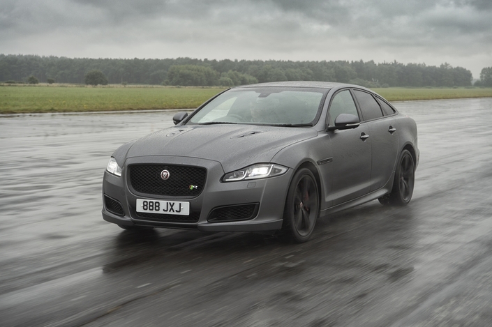 Jaguar XJR 575 ch : mamie fait de la résistance