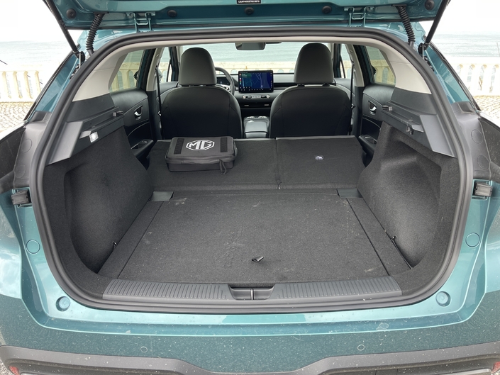 Le coffre s’avère pratique par son accès et ses formes, mais son volume reste juste moyen pour une compacte.