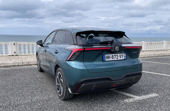 A l’arrière, l’aileron de hayon est désormais monobloc.