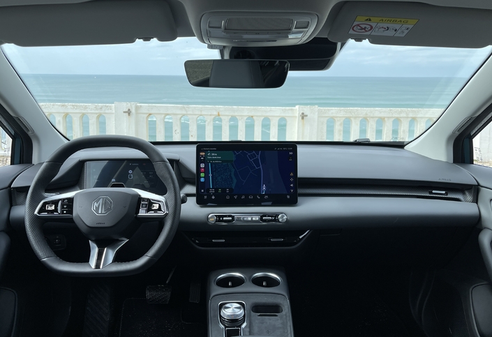 Nouvel écran multimédia de 12,8 pouces pour la MG4. Les graphismes sont agréables mais le système manque encore de précision et de réactivité.