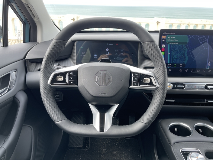 Redessiné, le tableau de la MG4 gagne nettement en qualité de finition et bénéficie enfin d’une présentation digne de la catégorie.