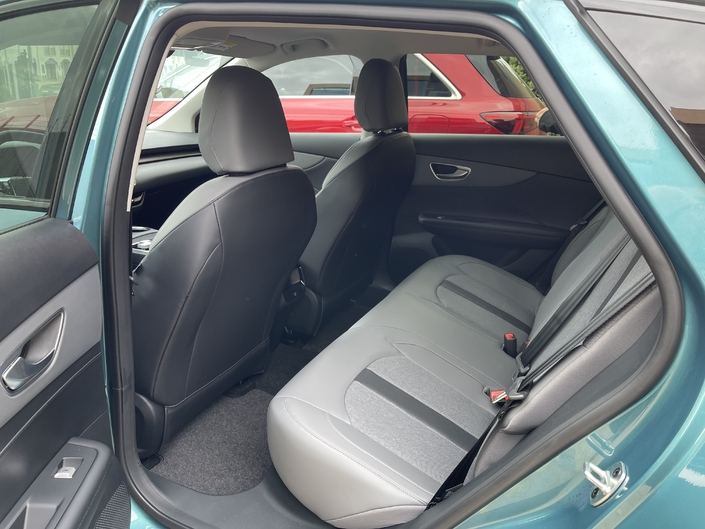 A l’arrière, l’espace aux jambes demeure très appréciable, mais les pochettes de rangement au revers de dossiers avant ont disparu et il n’y a pas de source lumineuse.