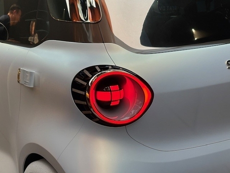 Le dessin des feux arrière devrait également être reconduit sur la version définitive.