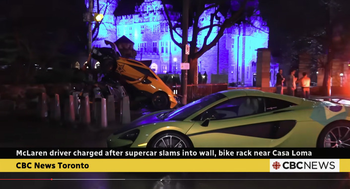 Un poteau met mal en point une McLaren 600LT