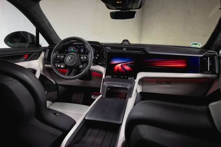 A l’intérieur, on retrouve la planche de bord bourrée d’écrans du Cayenne Electric. En option, il y a un pack d’allègement ajoutant notamment un pavillon de toit en carbone.