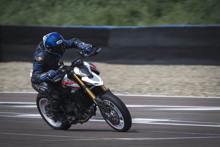 Ducati Hypermotard V2 : le plaisir brut à prix d’or