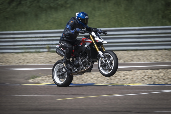 Ducati Hypermotard V2 : le plaisir brut à prix d’or