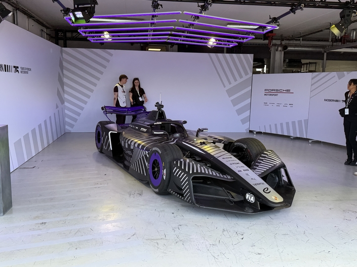 Voici la monoplace « Gen4 » de Porsche, la 975 RSE. La monocoque, la carrosserie, les appendices aérodynamiques et la suspension avant restent communes à toutes les voitures du plateau.