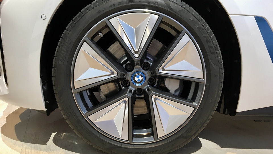 BMW i4 : la berline des premières - Vidéo en direct du Salon de Munich 2021