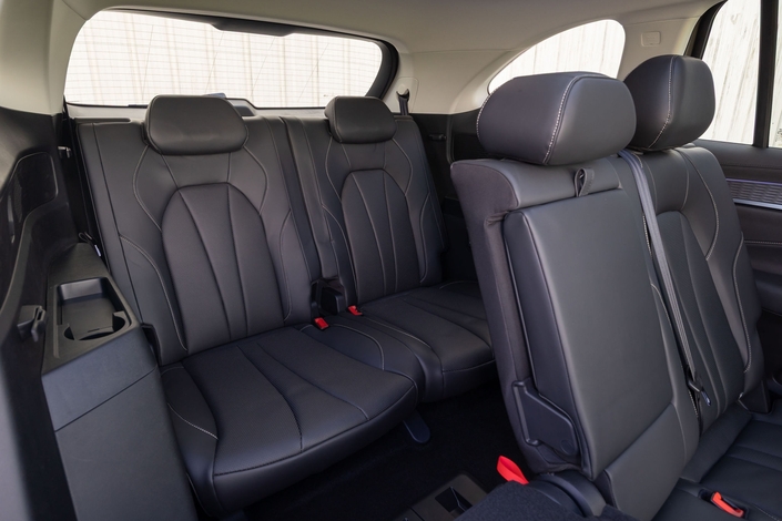 Même la 3e rangée est spacieuse et dotée d’aspects pratiques. Un adulte voyagera sans problème, même longtemps.