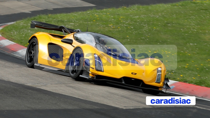 La Czinger 21C s’attaque à la redoutable piste de la Nordschleife dans le Massif de l’Eifel. La marque Czinger Vehicles est sur place, afin de préparer cette auto pour qu’elle réalise un temps canon sur cette piste mythique.
