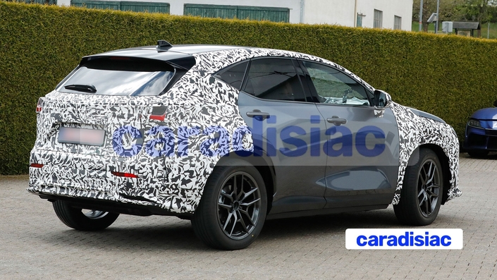 Modèle important de la marque Lexus, le Lexus NX a fort à faire dans une catégorie ou les Audi Q5 et BMW X3 sont des valeurs sûres. Il dispose de deux motorisations hybrides, dont une rechargeable qui devrait voir son autonomie électrique améliorée.